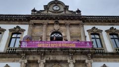 Representantes de las tres fuerzas polticas municipales, con el alcalde Fernndez Lores a la cabeza, desplegaron en el balcn de la casa consistorial el cartel con el lema de la campaa del 8M