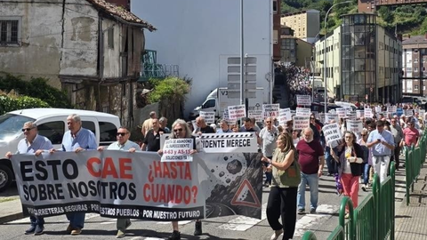 Participantes en la manifestaci�n que ha recorrido Cangas del Narcea