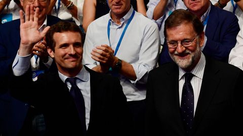 Casado saluda tras ser elegido presidente del PP en sustitución de Mariano Rajoy