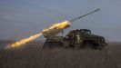 Soldados ucranianos lanzando, este martes, cohetes Grad contra posiciones rusas