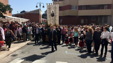 Numerosos fieles acompaan a santa Rita en la procesin por O Barco