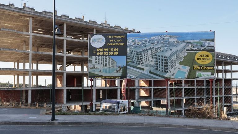 Dos esqueletos paralizados por la crisis se retoman para 130 viviendas en Cervo
