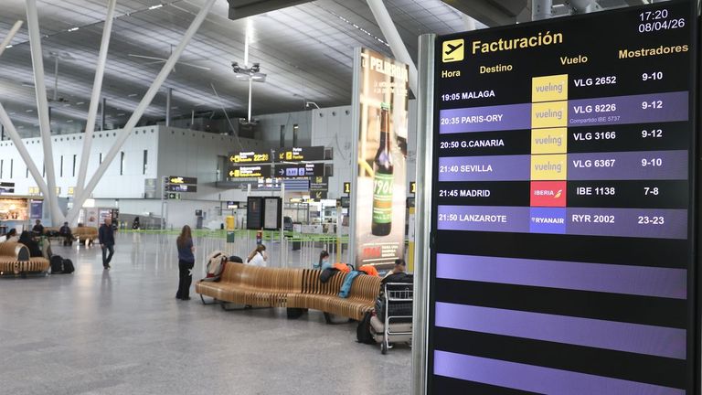 Cuenta atrás para el cierre de Lavacolla, con más de 300.000 viajeros y cientos de trabajadores afectados: «Nos ofrecieron coger vacaciones o ir al ERTE»