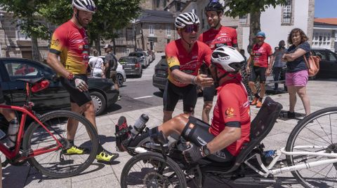Llegada de los ciclistas del desafo Ultreya a Castro Caldelas