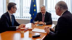 Imagen de archivo de una reunión de Didier Reynders (c), Félix Bolaños (i) y Esteban González Pons (d) el mes pasado en Bruselas.
