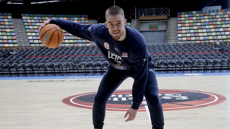 Dino Radoncic, ala-pívot del Leyma Básquet Coruña: «Vivo para partidos como el derbi contra el Obradoiro, me encanta tener a la afición rival en contra»