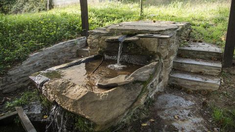 Fuente de piedra con lavadero en A Toca