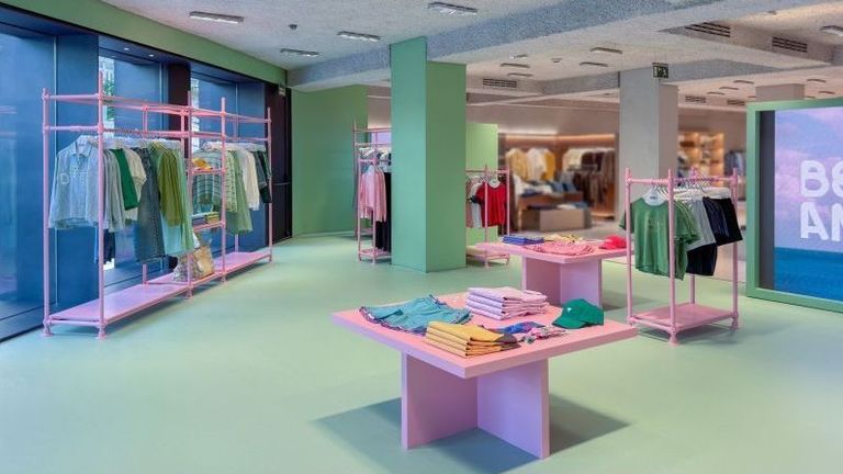 Zara confía en sus proveedores gallegos para lucir la colección de Bad Bunny