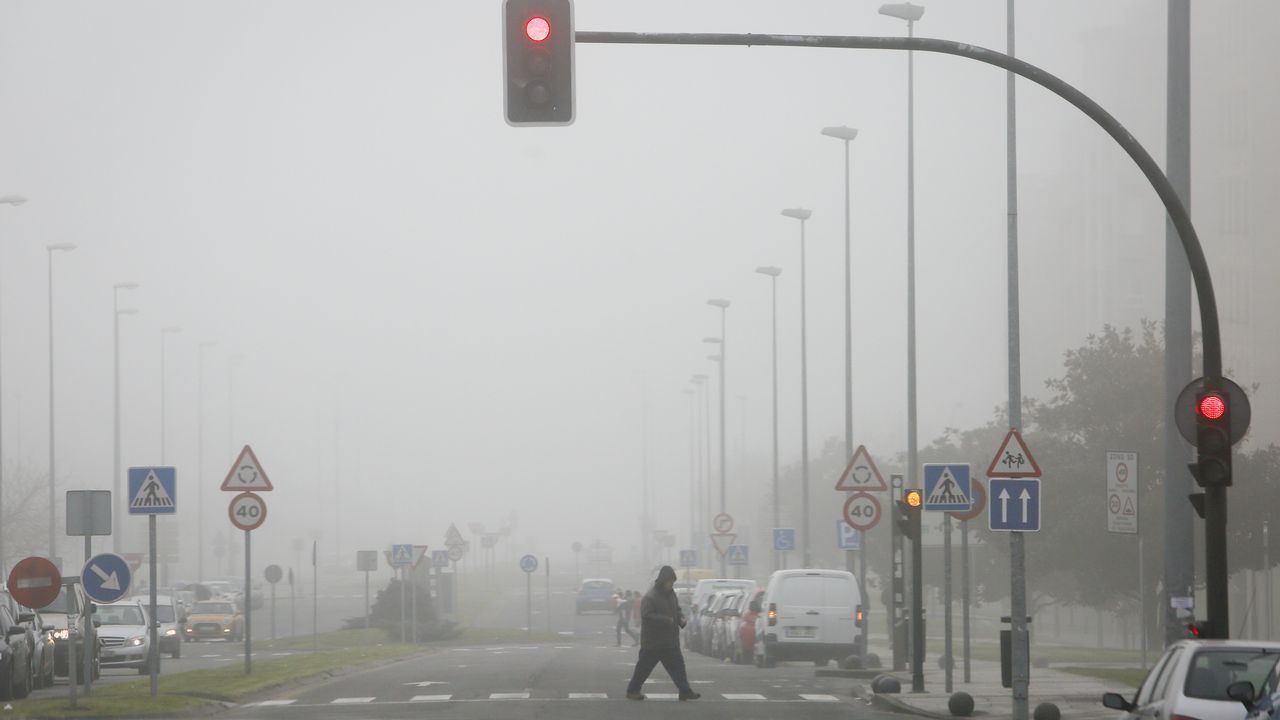 El �lbum del d�a.La avenida de Madrid de Lugo llena de nieble ayer hasta las primeras de la tarde