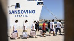 Migrantes embarcando a principios de mes en el ferry Sansovino, para ser trasladados desde el centro de acogida de Lampedusa a Porto Empedocle (Agrigento), en Sicilia