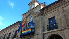 El Ayuntamiento de Avils luce la bandera del Orgullo