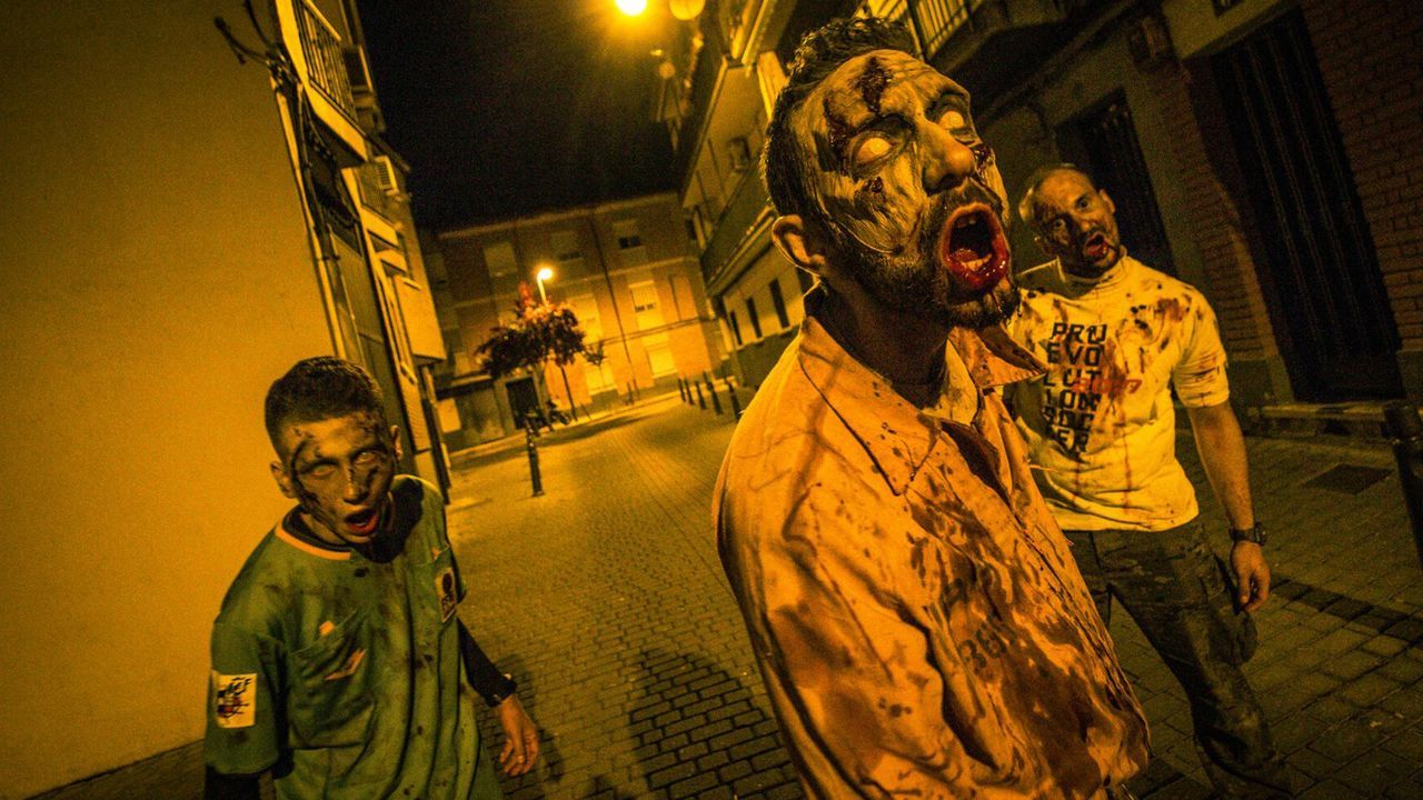 <span lang= gl >Imaxe de tres actores caracterizados nunha das m�is de 600 experiencias Survival Zombie feitas ata hoxe ao longo de Espa�a</span>