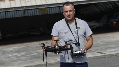 Miguel ngel Teijeiro, alumno del primer curso de especializacin en drones con el aparato creado por l mismo