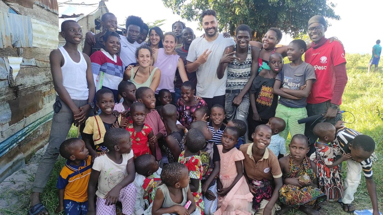 El cirujano coruñés Javier Cerqueiro, en el pico Margarita de Uganda