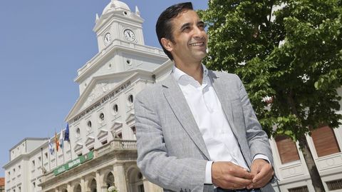Jos Manuel Rey Varela, frente al Ayuntamiento, al da siguiente de ganar las municipales con su segunda mayora absoluta.