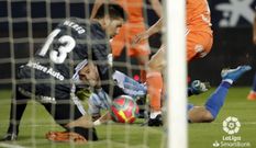 Champagne Sadiku Malaga Real Oviedo La Rosaleda.Champagne trata de detener un cabezazo de Sadiku