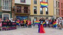 El colectivo LGTBi se concentra en la plaza del Ayuntamiento de Oviedo, debajo de la bandera arcoiris desplazada por el Gobierno municipal fuera del balcn municipal