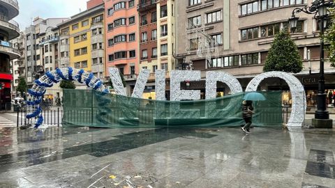 Letras de Oviedo gigantes en la esquina del Campo San Francisco con la calle Ura.