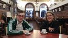 Os dous artistas nunha conversa o luns no Caf Casino de Santiago. 