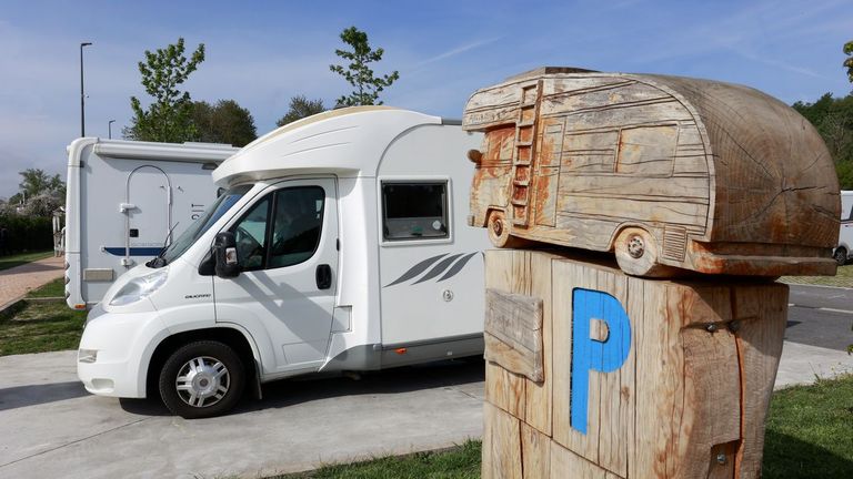 La entrada el área de autocaravanas de Baralla.