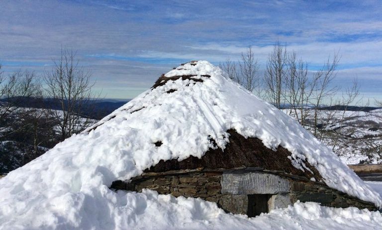 Huellas en el tejado de la palloza de Galán, en una nevada durante el pasado invierno en O Cebreiro. 
