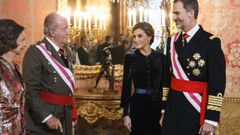 El rey Felipe VI junto a su padre, su madre y la reina Letizia, en una imagen del 2018 en el Palacio Real