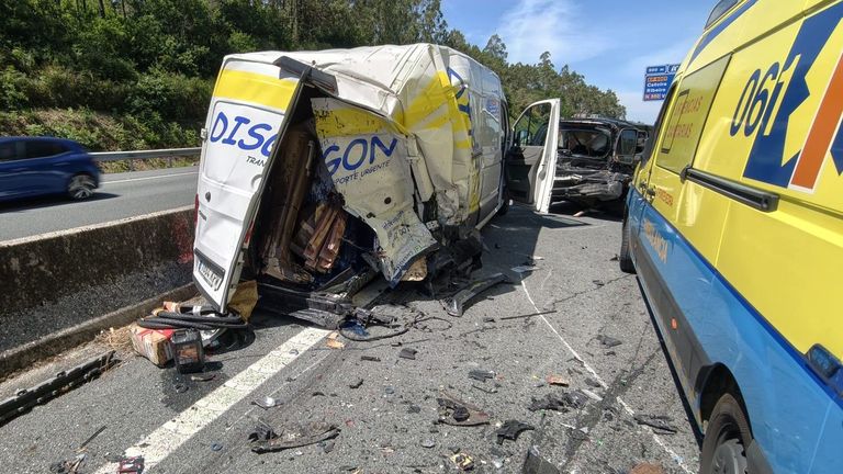 Dos heridos en una colisión entre dos furgonetas y un camión en la autopista AP-9 en Caldas de Reis