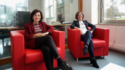 Rosa Pita Vizoso, directora de la Escola Universitaria de Enfermaría de la UDC, a la izquierda, y Luz González Doniz, decana de Fisioterapia