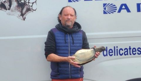 Rogelio Belln, con la almeja de cuatro kilos en la mano