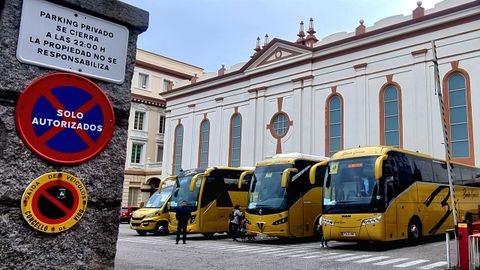 Autobuses escolares en un colegio privado de Vigo