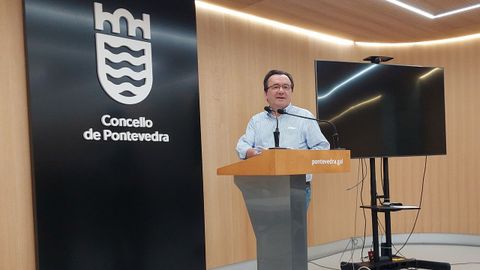 El concejal de Facenda, Raimundo Gonzlez Carballo, en la sala de prensa del Concello de Pontevedra