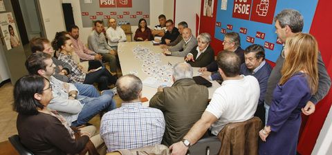 La sede socialista carballesa acogi a representantes de toda la comarca. 