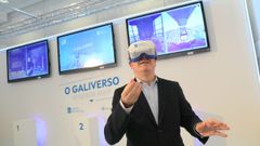«Galiverso», presentado este jueves, ofrece doce experiencias. En la imagen, el conselleiro Román Rodríguez probando la realidad virtual.