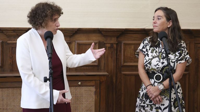 A Coruña y Santiago hacen un frente común para reclamar a la Xunta que le transfiera los fondos que reciba del Estado para las zonas tensionadas