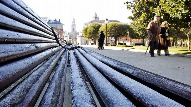 Fuertes heladas por las bajas temperaturas.El burelista Julio Cay�n intenta robarle el bal�n a Coello, del Alfoz.