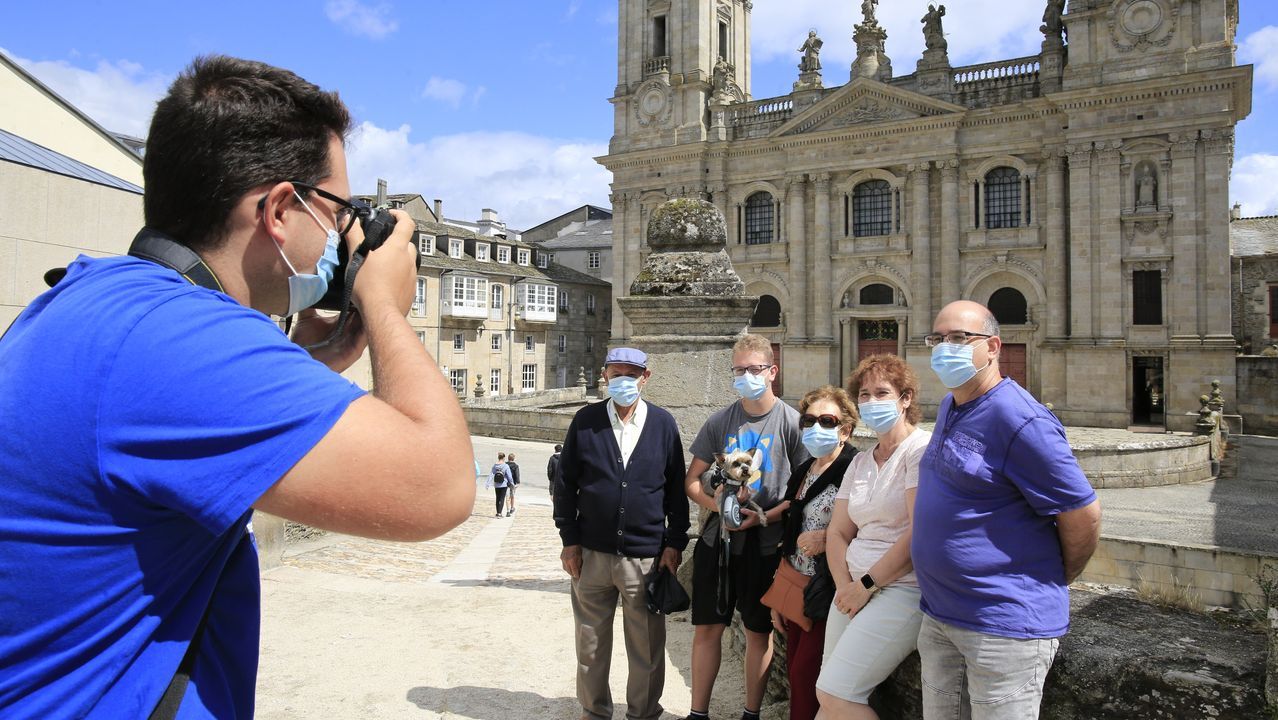 Un grupo de turistas frente a la catedral de Lugo el pasado 29 de agosto