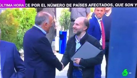 Gonzalo Prez Jcome, alcalde de Ourense, en unas imgenes de La Sexta saludando al presidente de la Liga de Ftbol Profesional, Javier Tebas