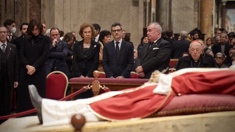 La reina emérita de España, doña Sofía, y el ministro de la Presidencia, Relaciones con las Cortes y Memoria Democrática, Félix Bolaños, durante la visita a la capilla ardiente del papa emérito