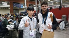 El viveirense Mateo Rubal Fanego, a la derecha de la imagen, durante la fase mundial del certamen, que se celebr en Cleveland (Ohio); a su izquierda, el joven coreano que gan el concurso de soldadura