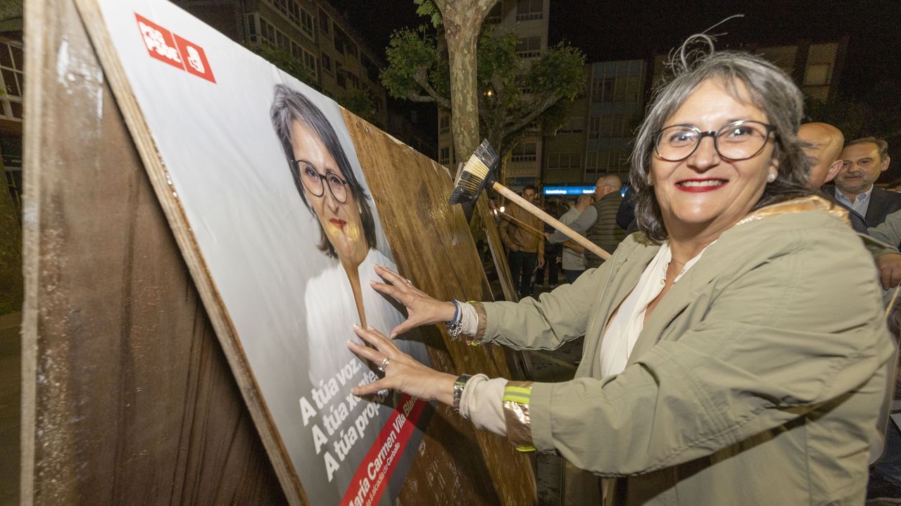 Pol�ticos sonrientes, pulpo y tazas de vino en las fiestas de la Ascensi�n de Santiago.La candidata del PSOE, en el arranque de la campa�a electoral