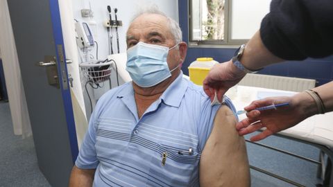 Severino Arias recibe la vacuna contra el coronavirus en el centro de salud de Vimianzo