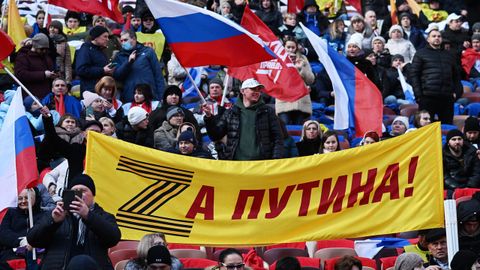 Pancarta con la letra Z y el mensaje Por Putin!