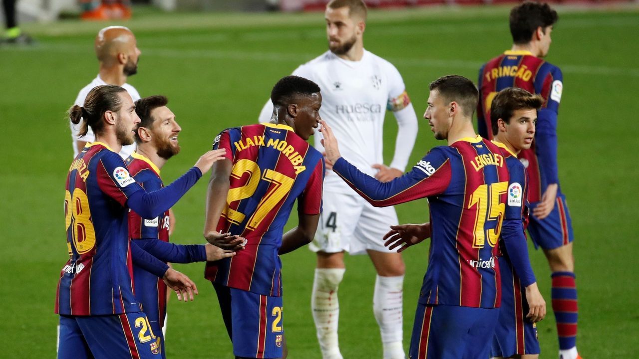 Kitesurf en A Illa.Embarcaciones de marisqueo trabajando agrupadas en Os Lombos do Ulla