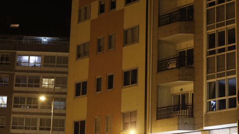 Cartel anunciando la venta de una vivienda usada en la avenida de Ferrol, en Viveiro
