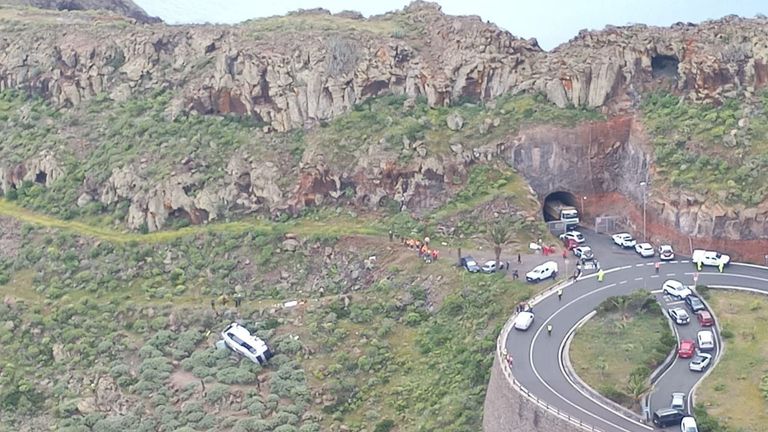 Un fallecido y 14 heridos, tres graves, tras precipitarse un autobús en San Sebastián de La Gomera