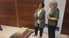 La consejera Berta Pin y la directora del Museo Arqueolgico de Asturias, Mara Antonio Pedregal, durante la recepcin del altar romano Fortuna Balnearia.