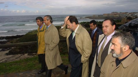 Rajoy y Fernández de Mesa observando las labores de limpieza