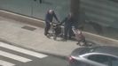 Una pareja de ancianos, con un carrito de la compra y un andador, por una calle de Gijn, durante esta crisis sanitaria