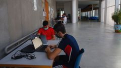 Alumnos trabajando en los espacios comunes de la Facultad de Ciencias de la Educacin en Pontevedra