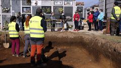 Un equipo multidisciplinar busca en la fosa comn de Rubins los restos de 18 republicanos asesinados, en un trabajo de referencia en Galicia